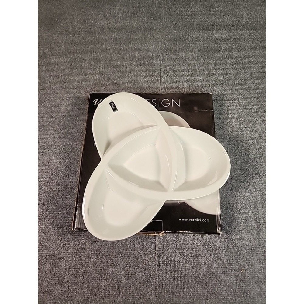 Modern Verdici Design White Ceramic Geometric Interlocking Loop Serving.
